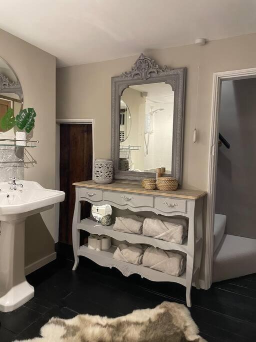 Entire Georgian Luxury Home - 3 Storey- High St Henley-In-Arden -Two Bedrooms-Sleeps 4 Kültér fotó